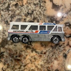 Hot Wheels Greyhound MC-8 Americruiser die cast bus